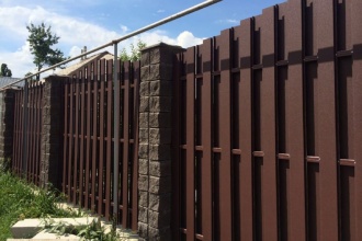 Забор из евроштакетника с кирпичными столбами 25 метров фото в Княгинино
