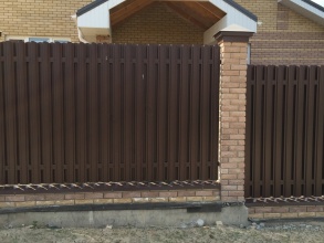 Забор из евроштакетника с кирпичными столбами 72 метра фото стоимость под ключ