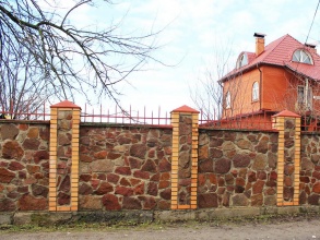 Кирпичный забор с камнем 50 метров фото недорого под ключ