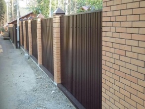 Забор из профнастила с кирпичными столбами 72 метра фото в Княгинино