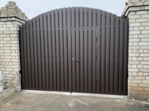 Ворота распашные из евроштакетника - пример 2 фото в Княгинино