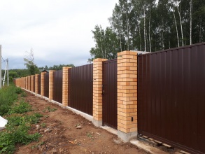 Кирпичный забор на ленточном фундаменте 12 метров фото в Княгинино