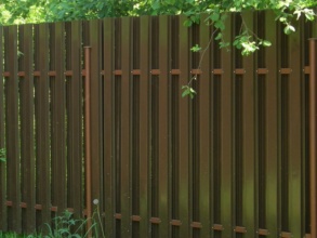 Забор из евроштакетника с бетонированием столбов 12 метров фото в Княгинино