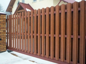 Забор из евроштакетника с кирпичными столбами 200 метров фото в Княгинино