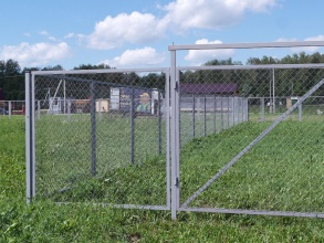 Забор из сетки рабицы в натяг секционный 100 метров фото цена под ключ