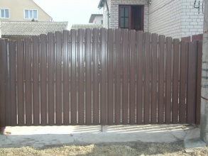 Евроштакетник с распашными воротами - пример 11 фото недорого