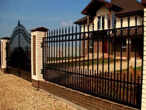 Сварные заборы с кирпичными столбами 12 метров фото в Княгинино