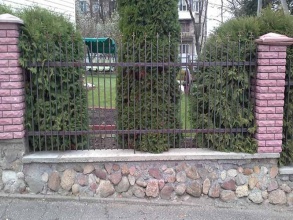 Сварные заборы с кирпичными столбами 80 метров фото в Княгинино