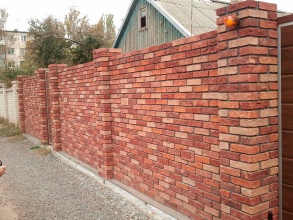 Кирпичный забор сплошной 15 метров фото цена за метр