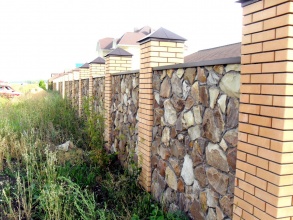 Кирпичный забор с камнем 15 соток фото недорого под ключ