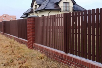 Забор из евроштакетника с кирпичными столбами 8 соток фото в Княгинино