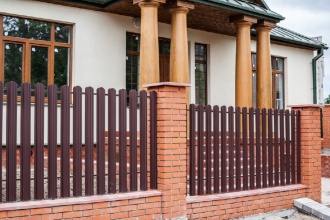 Забор из евроштакетника с кирпичными столбами 40 метров фото цена под ключ
