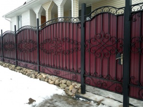 Кованые заборы с профнастилом 15 метров фото цена за метр